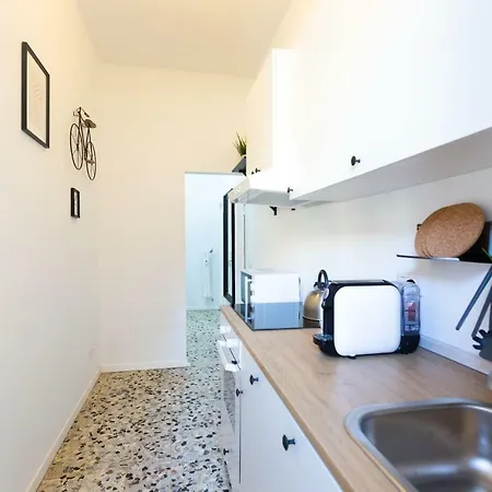 Anacreonte 7 * Milan